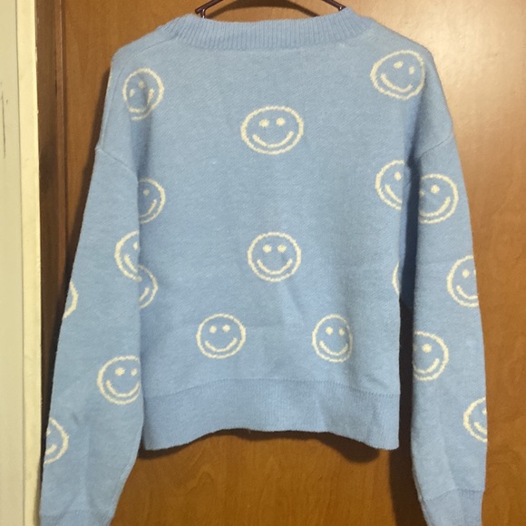 Junior size small sweater - Picture 4 of 4